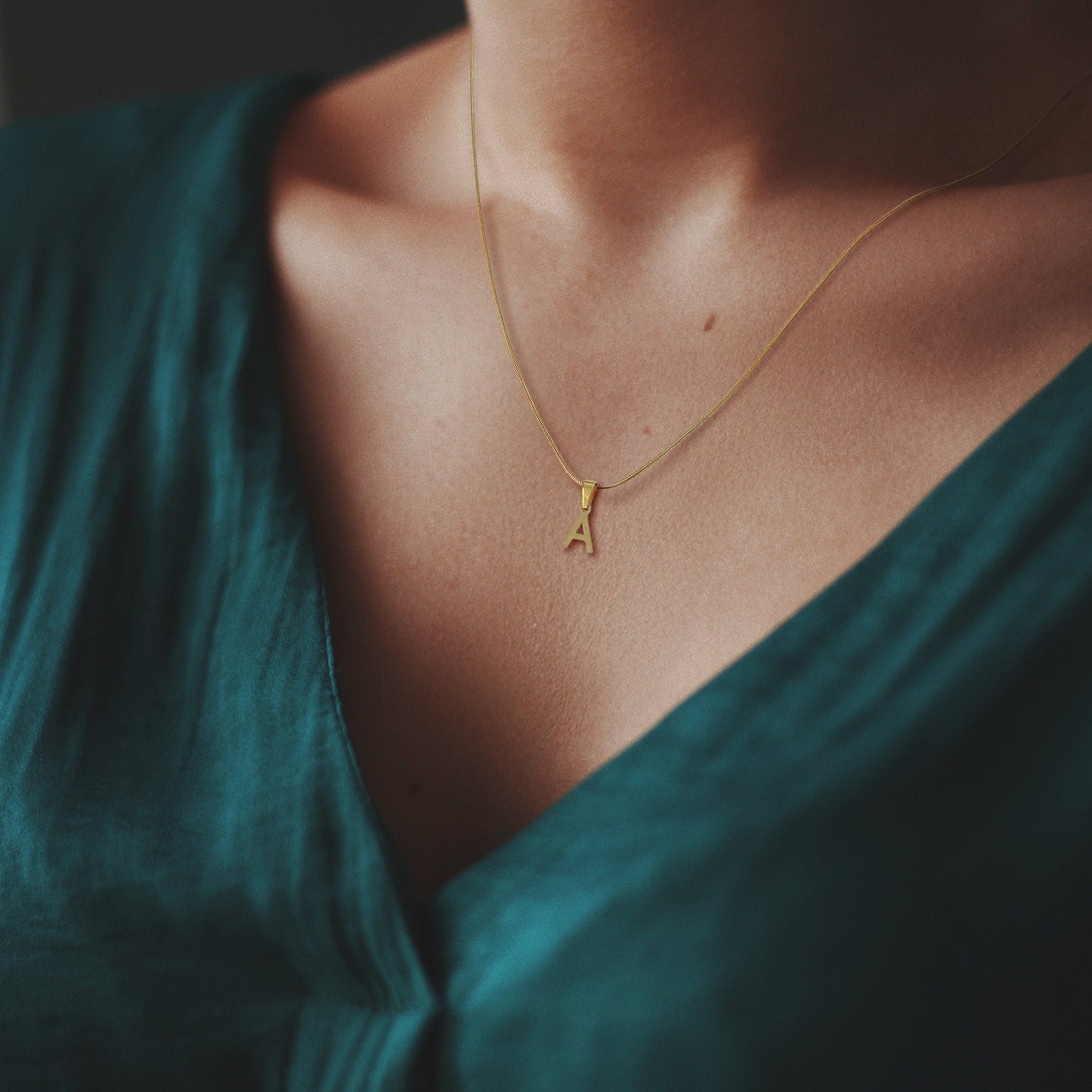 Letter necklace gold